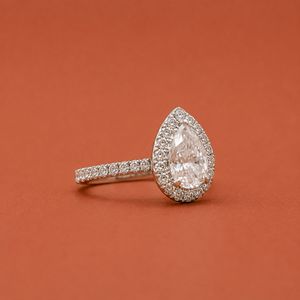Anillo de Compromiso y Boda de Lujo en Plata de Ley S925 con Moissanita en Forma de Pera y Redonda para Mujer - Product Image 2