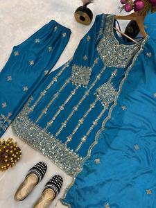 Ensemble de robe traditionnelle indienne et pakistanaise pour femmes, bleue, brodée, longueur cheville, coupe ample, tenue de mariage, en polyester - Product Image 4