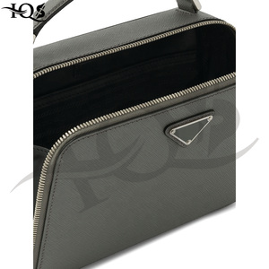 Bolso cruzado de PU gris con asa superior y cierre de cremallera para uso diario - Product Image 3