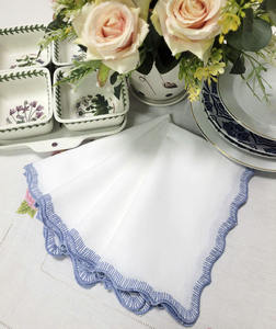 Serviettes en tissu personnalisées en gros, broderie, bordure festonnée bleue, serviettes de table en coton, durables pour la maison, les mariages et les événements - Product Image 3