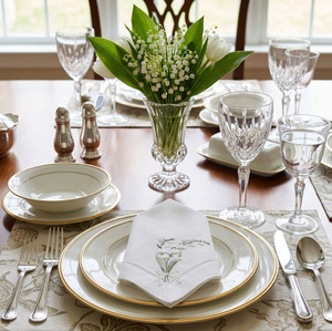Serviettes de table carrées en coton personnalisées, motif brodé Muguet, ourlet festonné, personnalisables pour la maison, l'hôtel, les mariages et les fêtes - Product Image 1