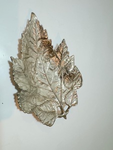 Plateau décoratif vintage en aluminium argenté, motif plume et feuille, en métal texturé, pour bibelots, bijoux et objets de rangement, centre de table et accent décoratif - Product Image 4