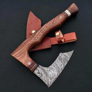 Hache Viking en Acier Damas Forgé à la Main, Manche Entier, Tomahawk Barbu, Hachette de Camping avec Mosaïque de Clous, Manche en Bois et Fourreau en Cuir - Product Image 4