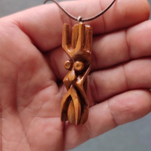 Colgante de madera tallado a mano, figura humana abstracta, collar de madera natural, joyería artesanal, escultura artística decorativa - Product Image 1