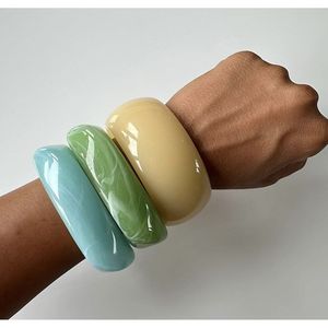 Brazaletes Elegantes Pulidos de Resina y Madera Hechos a Mano, Accesorios de Moda de Cristal - Product Image 2