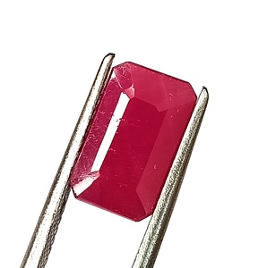 พลอยทับทิมแอฟริกันธรรมชาติ 3.95 กะรัต ทรงเหลี่ยมมรกต - Product Image 2