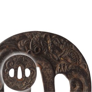 Tsuba japonais de la période Edo en fer avec incrustation dorée, motif dragon et vagues brutes, garde de sabre rond non marqué - Product Image 1