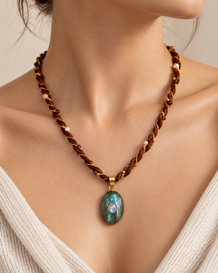 Collier tressé marron Boho Luxe avec pendentif ovale en pierre précieuse irisée, bijoux perlés faits à la main pour femmes - Product Image 2