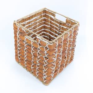 Panier cadeau artisanal en jacinthe d'eau tressée pour ranger les fournitures de bureaux à domicile et d'hôtels - Product Image 6