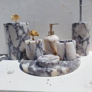 Dernière collection : Ensemble de 8 accessoires de salle de bain décontractés avec chaînes en résine à motif carré, décoration pour la maison - Product Image 1