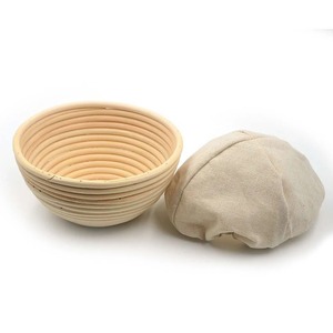 Cesta triangular de madera para fermentar pan con forro reutilizable de ratán de color natural para hacer pan. - Product Image 3