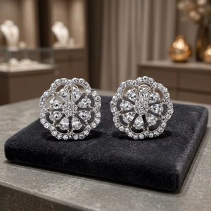 Boucles d'oreilles clous en or massif 18 carats avec pavé floral et diamants de laboratoire certifiés IGI, pour femme, cadeau idéal pour anniversaire ou mariage, bijoux fins - Product Image 5