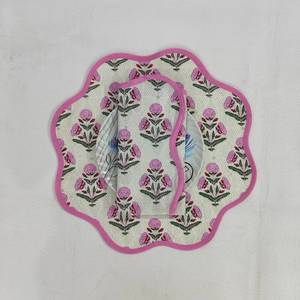 Set de dessous-de-plat ronds festonnés à motif botanique, en tissu imprimé, faciles d'entretien, lavables en machine, pour une décoration rustique de cuisine et salle à manger. - Product Image 1