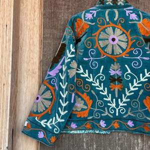 Chaqueta de terciopelo Suzani bordada a mano: Abrigo étnico colorido para el invierno - Product Image 5