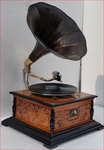 Gramófono antiguo en perfecto funcionamiento, fonógrafo de cuerda para discos. - Product Image 4