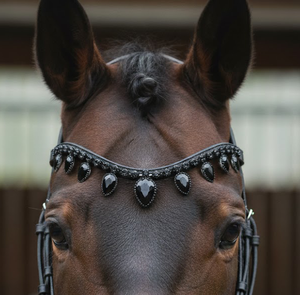 Fronture de luxe en cuir noir en forme de V avec cristaux en forme de goutte suspendus – Accessoire de bride premium - Product Image 1