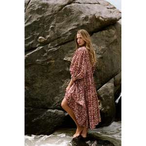 Robe maxi Kyra élégante, de qualité supérieure, stylée et traditionnelle, dans une palette de motifs floraux et de sumac, pour femmes. - Product Image 2