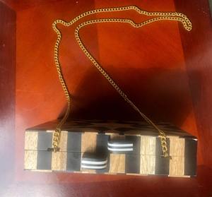 Bolso de Mano Ecológico de Madera con Diseño Geométrico y Cadena Dorada, Hecho a Mano, Diseño Moderno, Regalo Promocional Novedoso - Product Image 3