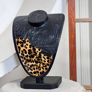 Soporte de exhibición de joyería de cuero repujado a mano Super Septiembre, busto para collares de piel auténtica con estampado de leopardo, expositor de mostrador para minoristas - Product Image 5