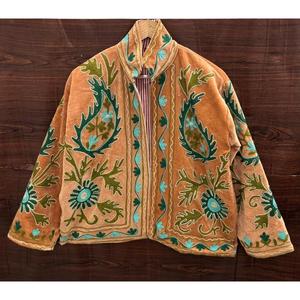 Chaqueta de terciopelo bordada a mano para mujer, estilo bohemio étnico, abrigo de invierno con diseño floral. - Product Image 1