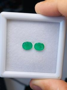 Paire d'émeraudes naturelles de Zambie, taille ovale, 2,12 carats, qualité AAA, belle couleur, coupe et polissage parfaits pour la création de bijoux. - Product Image 4