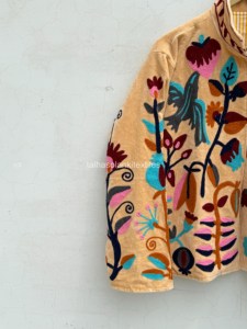 Veste en velours Suzani multi-broderies, faite à la main, veste d'hiver unisexe, veste chic bohème - Product Image 3