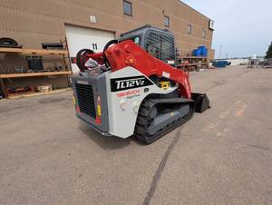 Chargeuse compacte sur chenilles Takeuchi TL12V2 2024 avec godet de terrassement de 0,12 m³ de capacité, rouge et blanc, équipement de construction - Product Image 2