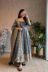ชุดเดรส Anarkali ผ้าไหมสำหรับงานปาร์ตี้สำหรับผู้หญิง พร้อมผ้าคลุมไหล่และกางเกง Plazzo ปักลายเลื่อม ยาวคลุมเท้า ไม่ยับ ใส่ได้สองด้าน - Product Image 2