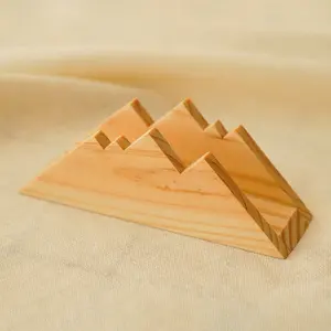 Porta servilletas triangular de madera de pino ecológico, hecho a mano con madera natural, tamaño 6.5 pulgadas, diseño minimalista nórdico. - Product Image 4
