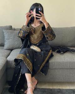 Élevez votre garde-robe ethnique superbe multicolore pakistanais mode musulmane femmes hiver fête porter fausse fourrure Salwar Kameez ensemble - Product Image 2