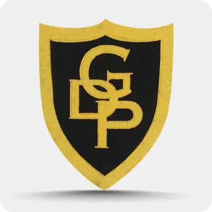 Patch brodé thermocollant écologique Or Noir Bouclier, motif monogramme CP, en tissu toile, pour personnalisation - MAKRAH SPORTS - Product Image 1
