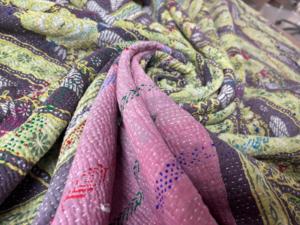 Großhändler für handgefertigte Vintage Kantha-Decken für Bohemian-Heimdekoration und nachhaltige Wendbare Bettdecken - Product Image 3