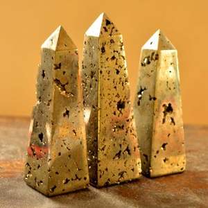 Vente en gros : Meilleure qualité, tour de cristal d'howlite naturelle polie, baguette de quartz, pierre de guérison Reiki, obélisque, pointes de cristal - Product Image 1