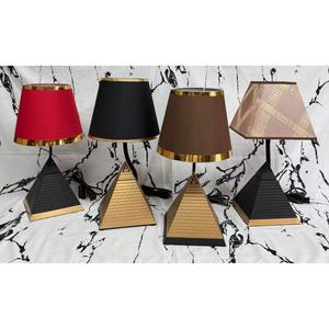 Abat-jour trapézoïdal moderne en ABS avec lampe de table AC en forme de pyramide - Product Image 1