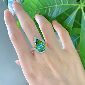 Bague de cocktail de luxe pour femme en argent 925 avec pierre émeraude taille poire en forme de goutte d'eau, à porter au quotidien - Product Image 1