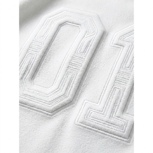Camiseta de algodón blanca oversize de manga corta con cuello redondo y estampado en relieve para hombre, estilo casual, color liso, streetwear, ajuste regular, tejido de punto jersey. - Product Image 5