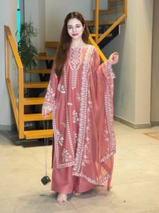 Conjunto de diseñador con bordado Mul Chanderi, top Mul Chanderi, pantalón Mul Chanderi y dupatta Mul Chanderi, completamente cosido y listo para usar. - Product Image 3