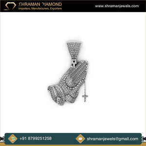 Pendentif Croix Unisexe en Or 10K Personnalisé avec Mains en Prière et Diamants Moissanite VVS, Breloque Bling Scintillante, Cadeau de Fiançailles - Product Image 4