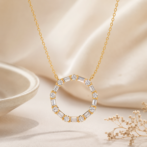 Collier pendentif en or 18 carats avec diamant de laboratoire |   Diamants taillés en baguette et en rond brillant |   Cadeau de mariage de luxe pour femmes - Product Image 2
