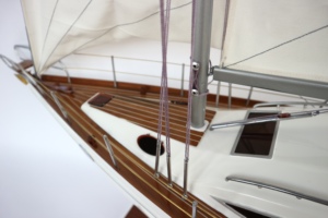Bateau modèle nautique en bois peint fait main et personnalisé ELAN, fabriqué au Vietnam, pour la décoration de Noël et comme cadeau - Product Image 3