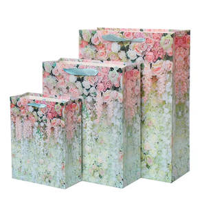 Sac cadeau en carton kraft laminé, personnalisé ODM, écologique, nouveau style, avec poignée en ruban, coloré, pour magasin de vêtements et bougies - Product Image 1