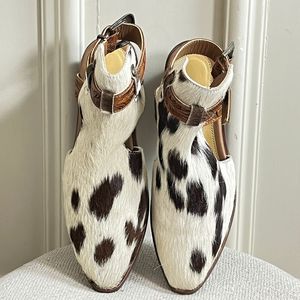 รองเท้าบูทหนังวัวแท้ขายดี ตกแต่งด้วยสายรัดข้อเท้าสองเส้นพร้อมหัวเข็มขัดประดับ รองเท้าคาวเกิร์ลหัวแหลมสำหรับผู้หญิง - Product Image 4