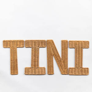 Décoration murale en rotin tressé personnalisée avec nom, en matériaux naturels, pour chambre d'enfant et aménagement intérieur - Product Image 2