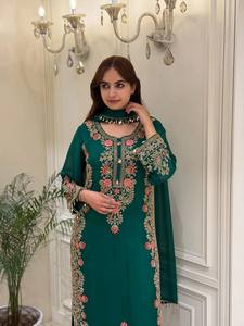 Ensemble Anarkali prêt-à-porter entièrement brodé avec haut, pantalon palazzo, dupatta, manches fantaisie, bordure Latkan, design de créateur, en tissu lourd imitation - Product Image 4