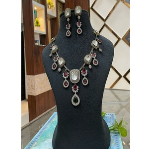 ชุดสร้อยคอพร้อมต่างหูดีไซน์คลาสสิกคุณภาพเยี่ยม ประดับด้วยทองคำชุบและมอสซาไนต์ เหมาะสำหรับงานหมั้น งานแต่งงาน และงานเลี้ยง - Product Image 1