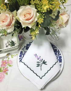 Serviettes en tissu personnalisées en gros, broderie de jolies fleurs violettes, serviettes de table en lin, durables pour la maison, les mariages et les événements - Product Image 6