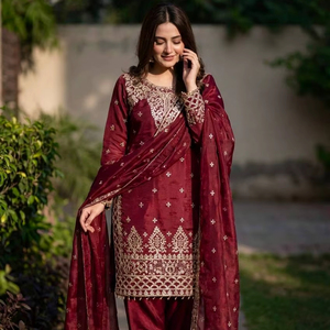 Kurti de Seda GMY Pura con Bordado de Lentejuelas Pesadas, Mangas Largas, Pantalón Completamente Cosido a Juego y Dupatta con Trabajo de Lentejuelas, Estilo Étnico - Product Image 1