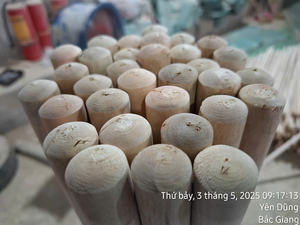 Escoba con mango de palo barnizado de 1350mm de alta calidad, precio de fábrica de 25mm de diámetro, directo desde Vietnam - Product Image 5