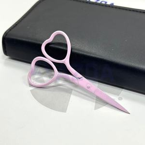 Tijeras de Bordado de Acero Inoxidable con Mango en Forma de Corazón, Recubiertas de Rosa Claro, con Bordes Dentados y Lisos para Papel e Hilo - Product Image 1