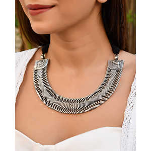 Collar Meera Jaipur Vamika Silver Power: un accesorio de moda elegante y llamativo - Product Image 2